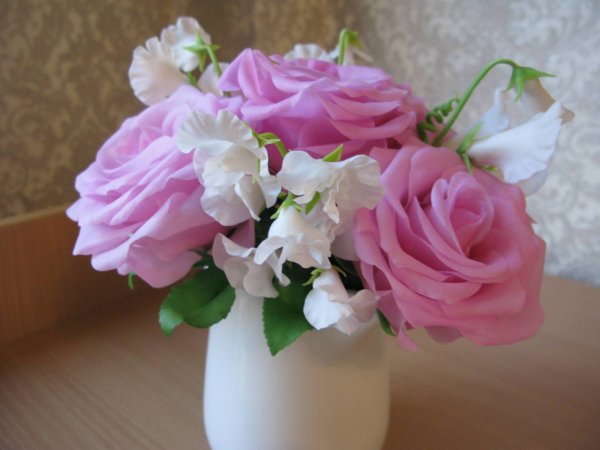 Превью Цветы из полимерной глины. Розовые розы и душистый горошек