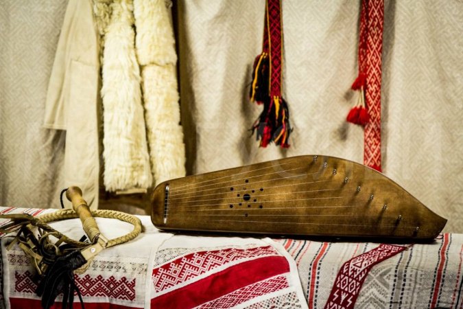 Русский традиционный музыкальный инструмент -Гусли 