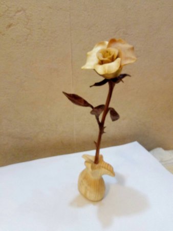 Роза из дерева