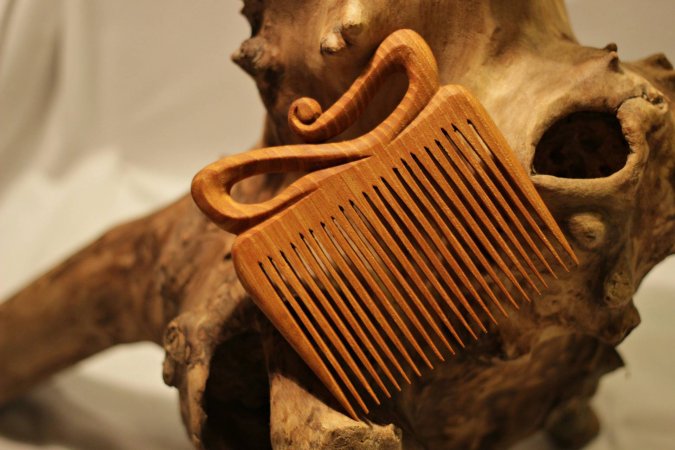 Деревянная резная расчёска для волос ручная работа.