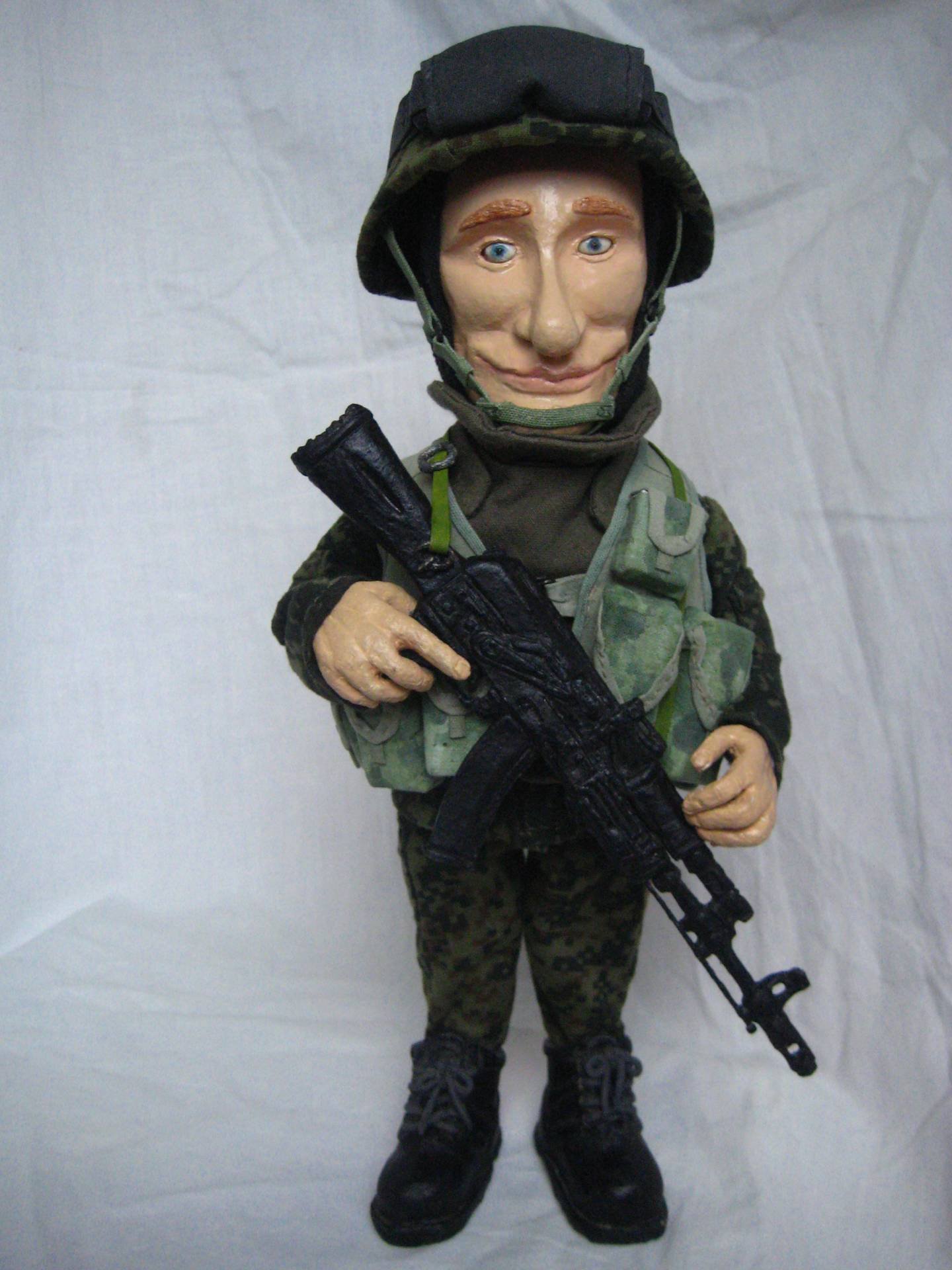 Вежливый солдат. Кукла солдат. Вежливые люди игрушки. Кукла коллекционная солдат.